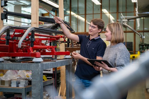 Studierende im Labor Elektrische Bahnen
