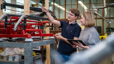 Studierende im Labor Elektrische Bahnen