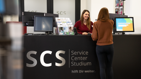 Beratung am Servicepoint des SCS