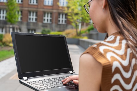 Studentin am Laptop