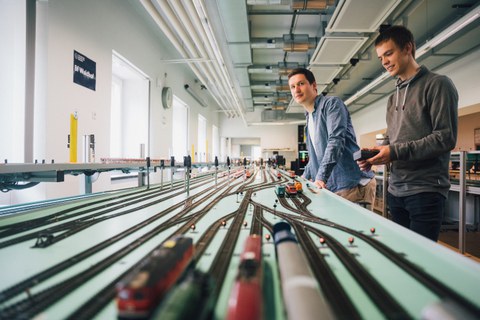 Studierende im Eisenbahnbetriebslabor