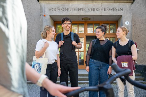 Studierende auf dem TUD Campus