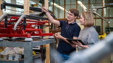 Studierende im Labor Elektrische Bahnen