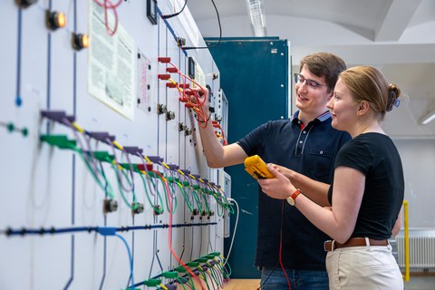 Mitarbeitende im Labor