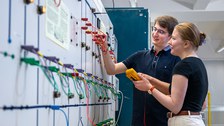 Mitarbeitende im Labor