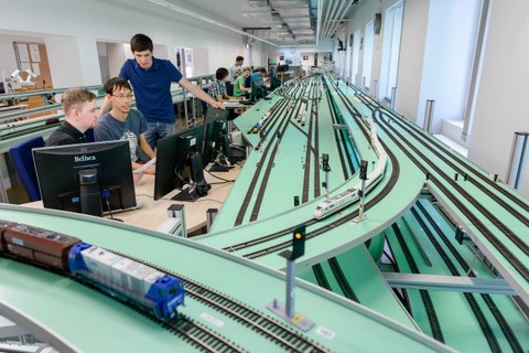 Lehrveranstaltung und Praktikum im Eisenbahnbetriebslabor; Studierende an der Eisenbahnanlage