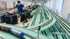 Lehrveranstaltung und Praktikum im Eisenbahnbetriebslabor; Studierende an der Eisenbahnanlage