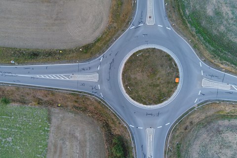 Luftaufnahme eines Kreisverkehrs