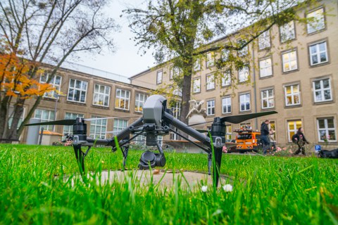 in the foreground drone on the meadow in front of the Potthoff building