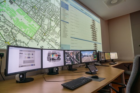 Verkehrsmanagement­system VAMOS Dresden - Arbeitsplatz mit Computern und einer Vielzahl an Bildschirmen