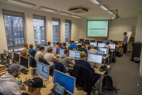 Übung im Computerpool am Institut für Wirtschaft und Verkehr