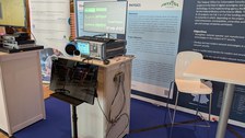 Stand mit Verkabelung der 5G Komponenten