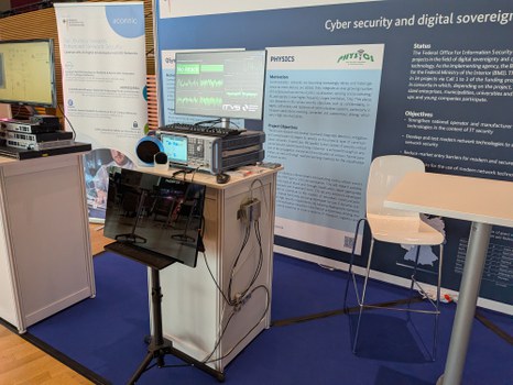 Stand mit Verkabelung der 5G Komponenten