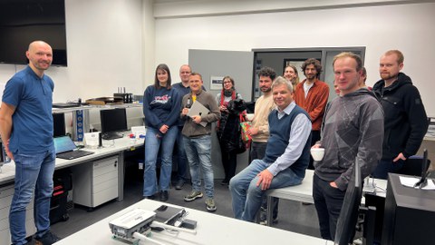 Menschengruppe schaut Demo zu