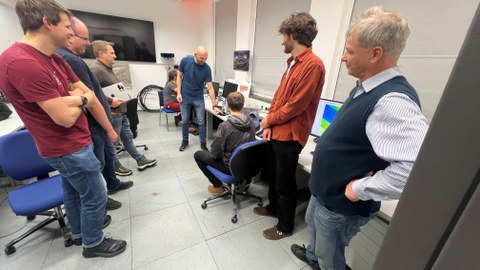 engruppe schaut Demo zu