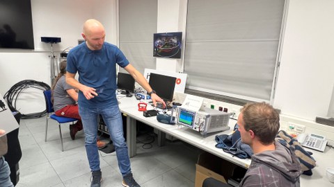 engruppe schaut Demo zu