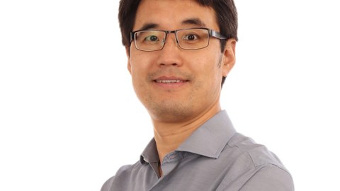Porträt eines asiatischen Mannes mit Brille.