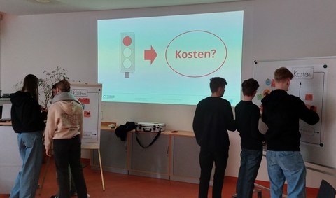 Schüler:innen beim Workshop