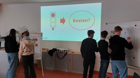 Schüler:innen beim Workshop