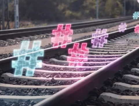 Eisenbahngleis mit farbigen Hash Tags