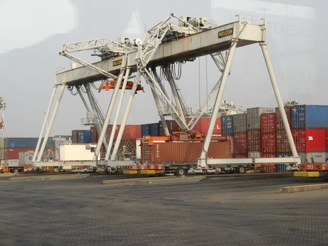 Vollautomatisiertes Verladen am Hafen Rotterdam