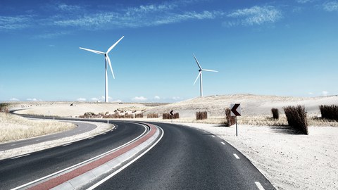 Windräder an einer Küstenstraße