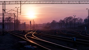 Bahngleise vor einer tiefstehenden Sonne