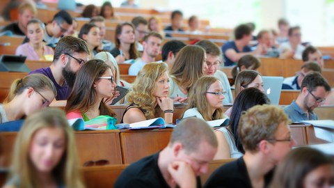 Blick in einen besetzten Hörsaal