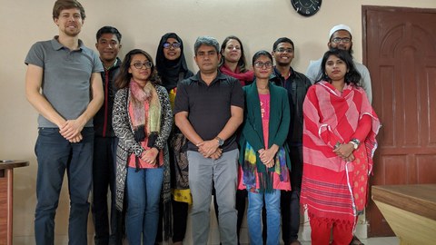 The international research team Dr. Koep (3rd from right, back), Dr. Damert (left outside), and Dr. Mallick (3rd from right, front)