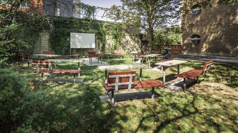 Seminar im grünen Außenbereich der TU Dresden