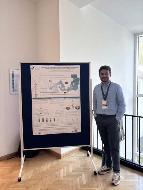 Herr Yadav stellt sein Poster "Generation and Transmission under Aspects of Cooperation: Insights from Offshore Wind Integration in Baltic Region" vor