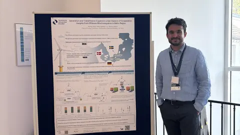 Herr Yadav stellt sein Poster "Generation and Transmission under Aspects of Cooperation: Insights from Offshore Wind Integration in Baltic Region" vor