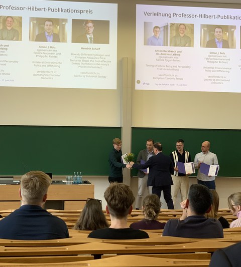 Hendrik Scharf von der Professur Energiewirtschaft wurde mit dem Professor-Hilbert-Publikationspreis ausgezeichnet.