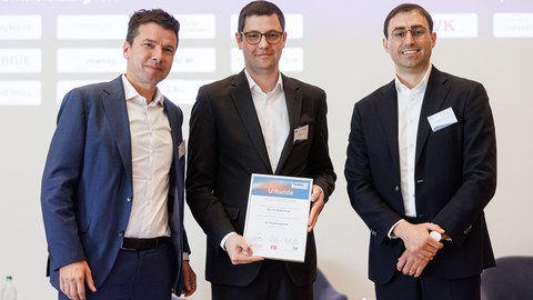 Portraitaufnahme von Dr. Sefarin von Roon (FfE München), Dr. Philipp Hauser (VNG AG) und Frederick Tyczka-Christoph (Geschäftsführer Tyczka GmbH) bei der Tyczka Energiepriesverleihung