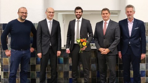 Gruppenbild Hannes Hobbie (Mitte) mit der Promotionskommission (v.l.n.r. Prof. Dr. Sassen (Vorsitzender), Prof. Dr. Buscher, Prof. Dr. Möst, Prof. Dr. Kemnitz)