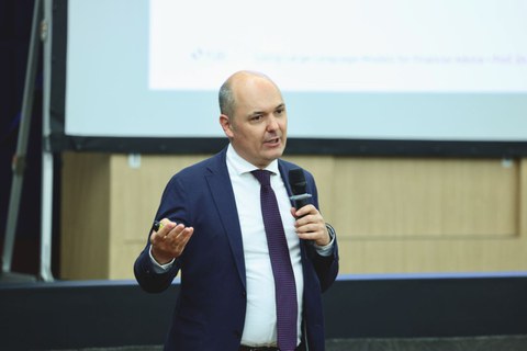 Prof. Hornuf holding a keynote speech