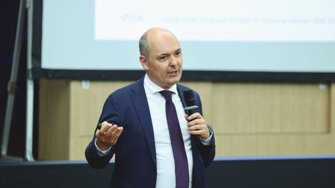 Prof. Hornuf holding a keynote speech