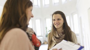 Eine Studentin befrage eine andere