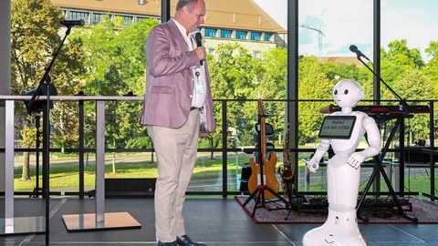 Pepper-Roboter Codi zusammen mit dem Oberbürgermeister der Stadt Dresden Dirk Hilbert