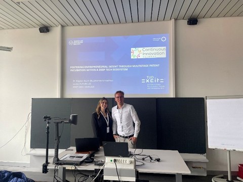 Moderatoren vor Tafel und PowerPoint-Präsentation