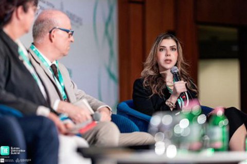 Rederin mit Mikro in der Hand während Diskussion