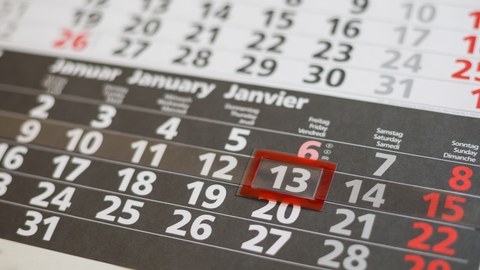 Makroaufnahme eines Wandkalenders mit vorgehobenem Datum