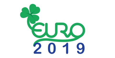 Logo EURO 2019: green cloverleaf with green "EURO" lettering and below a blue lettering "2019".