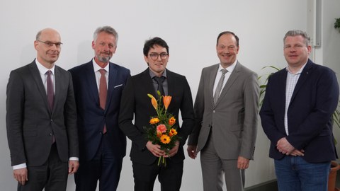 Das Foto zeigt die Mitglieder der Promotionskommission und Herrn Alarcon