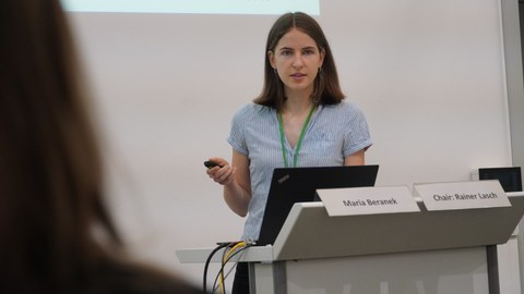 Das Foto zeigt Maria Beranek beim Vortrag im Konferenzraum.