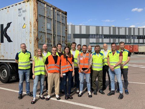 Das Foto zeigt die gesamte Gruppe auf dem Gelände der Firma BMW Leipzig