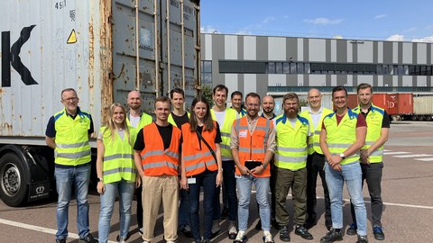 Das Foto zeigt die gesamte Gruppe auf dem Gelände der Firma BMW Leipzig