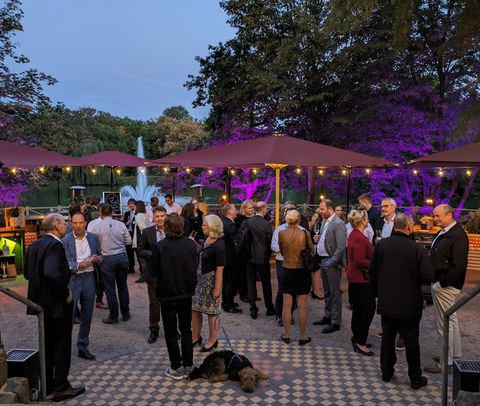 Das Foto zeigt eine Gruppe Konferenzteilnehmer während des Empfangs im Carolaschlösschen Dresden