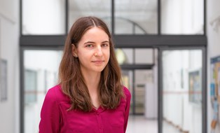 Hier ist ein Bild von Maria Beranek. Sie hat lange, braune Haare.