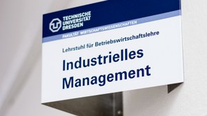 Sign of the chair with the inscription "Lehrstuhl für Betriebswirtschaftslehre, Industrielles Management" in the Hülse Bau.